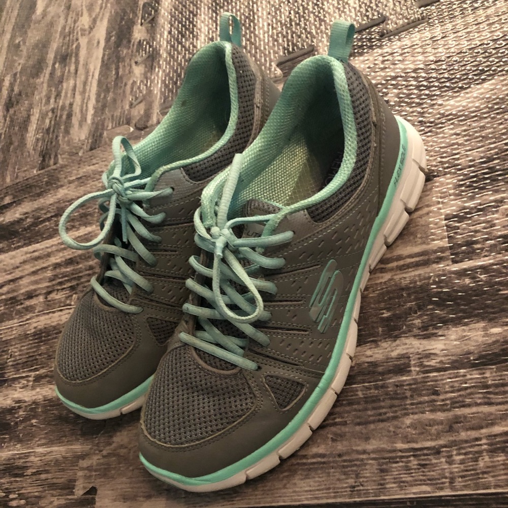 Tennis shoes